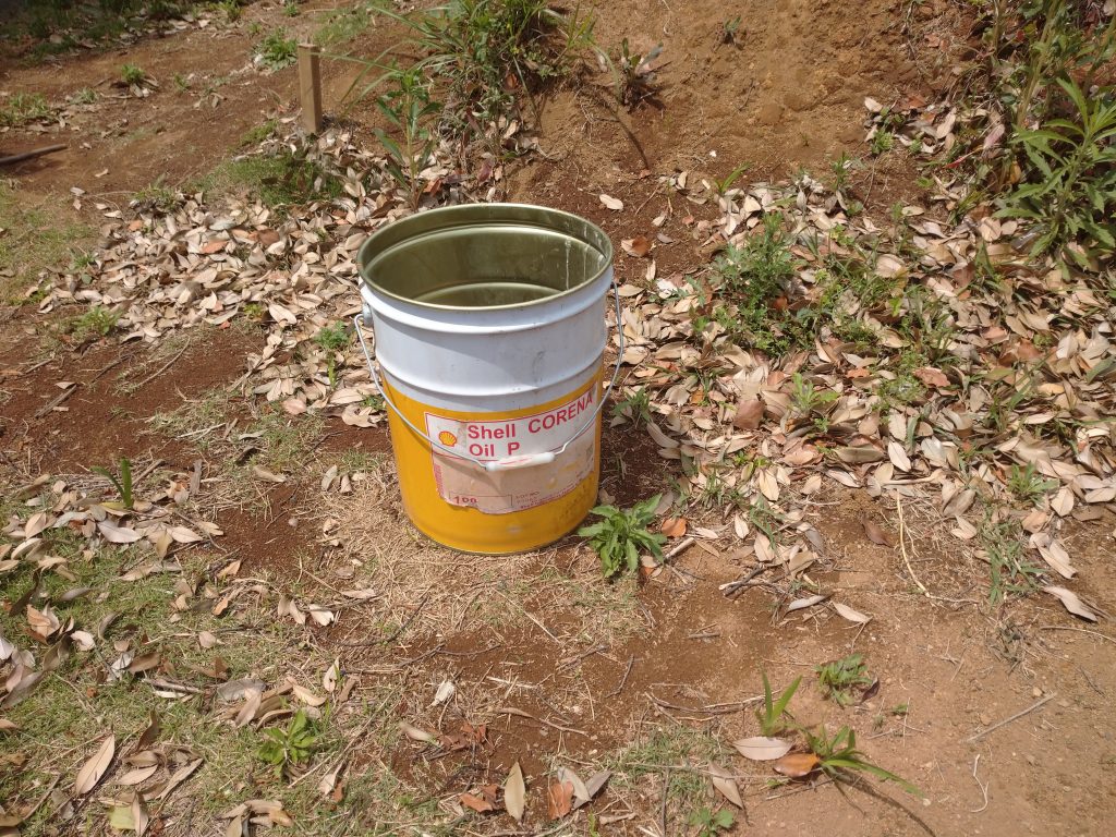 湯河原温泉神谷キャンプ場のAゾーン炭を入れるペール缶