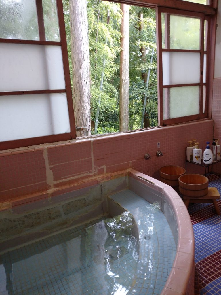 湯河原温泉神谷キャンプ場の事務局・管理棟にあるお風呂からの景色