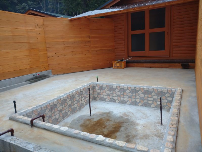 湯河原神谷温泉キャンプ場の建設中露天風呂