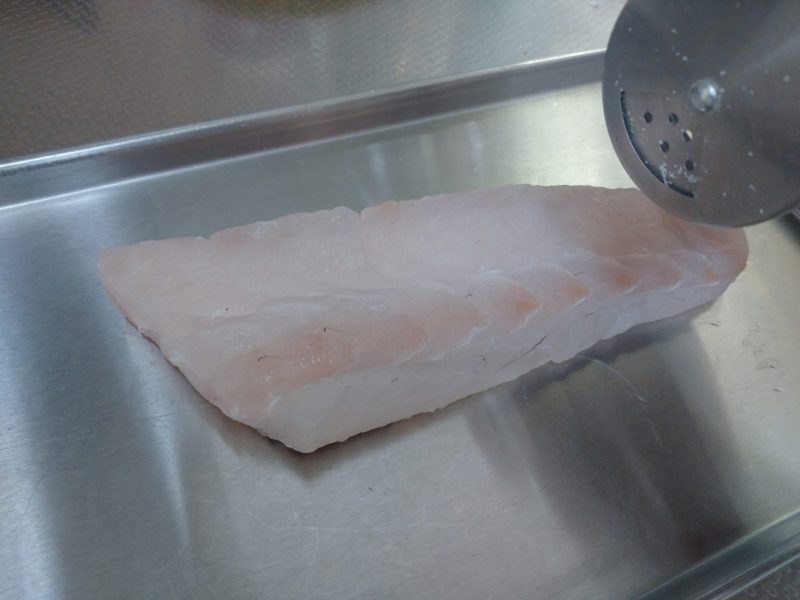 鯛のポワレ　魚に塩を振る