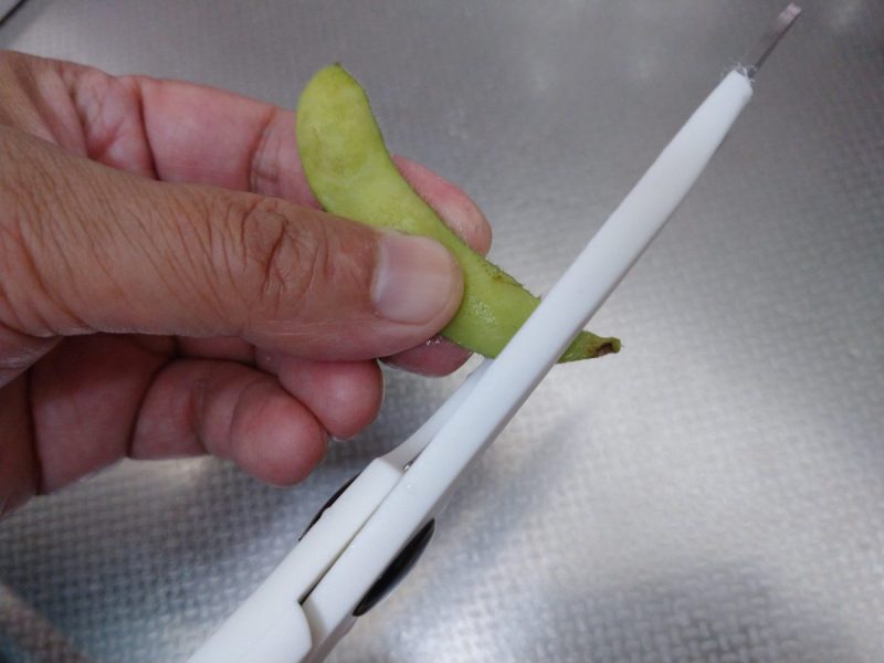 枝豆の両端を切る