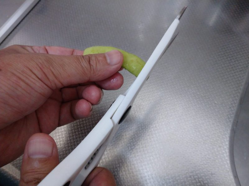 枝豆の両端を切る