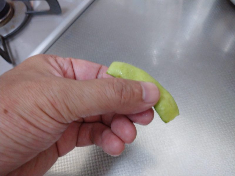 枝豆の両端を切る