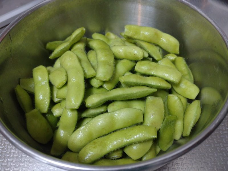 枝豆の両端を切る