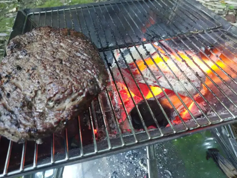 ステーキ肉をキャンプで焼く