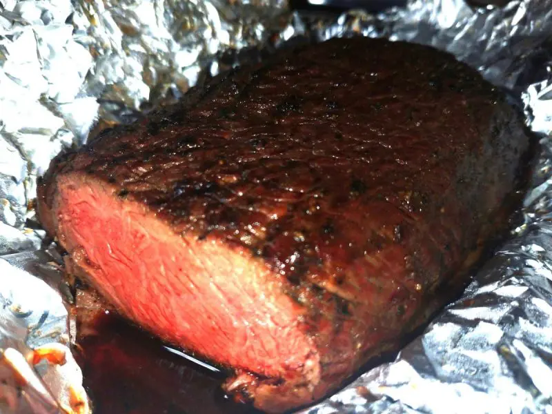 焼けたステーキをアルミホイルに巻く