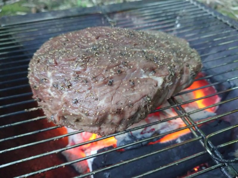 伊豆牛ステーキ肉を炭火で焼く